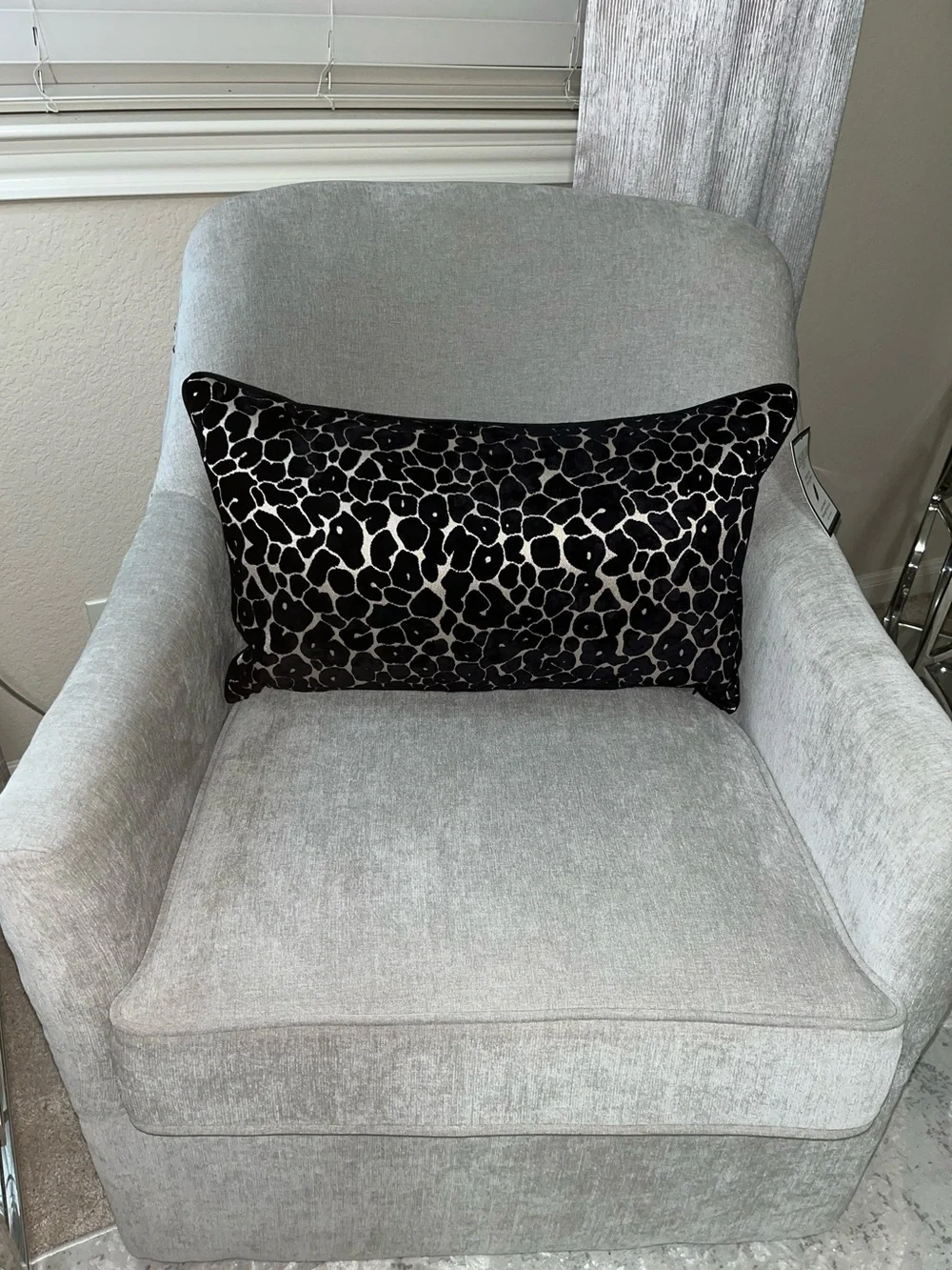 2-NWT CASA DECOR CUT VELVET LEOPARD DESIGN DECORATIVE PILLOWS
